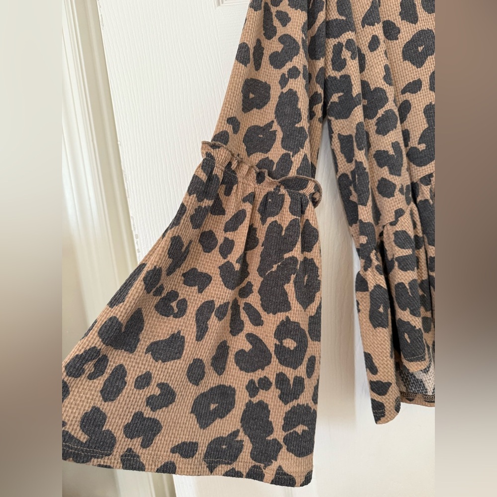 Altars state Leopard Print V-Neck Ruffle Hem Top - Picture 2 of 4